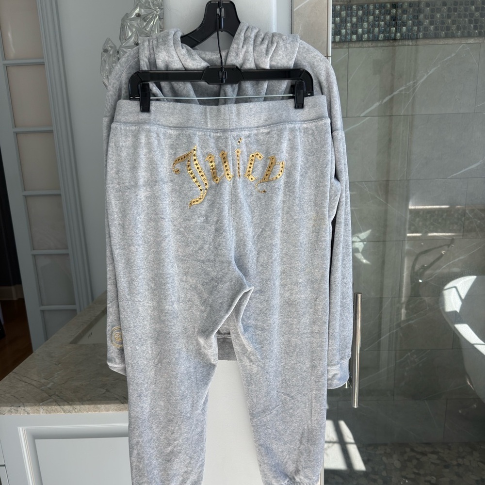 Juicy Couture Velour Tracksuit Set in light Grey - Picture 8 of 11